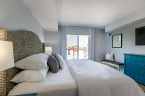 Stylish Waterfront Eastport Condo w Pool & Parking - Image 3
