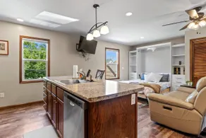 Downtown Studio with Jacuzzi & Game Room - Image 5