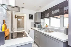 Two Bedroom Family Apartment Near Town Centre Chic Stay - Image 4