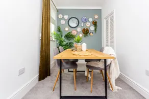 Two Bedroom Family Apartment Near Town Centre Chic Stay - Image 5