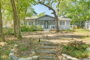 7 Blocks to the Beach: Family Oak Island Retreat - Image 2