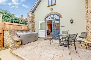 Dog friendly cottage with a hot tub - Vine Cottage - Image 2