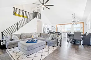 Amazing Sunset Lake Views, Huge Deck & Hot Tub! - Image 4