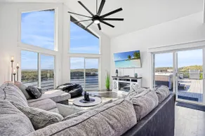 Amazing Sunset Lake Views, Huge Deck & Hot Tub! - Image 3