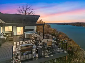 Amazing Sunset Lake Views, Huge Deck & Hot Tub! - Image 2