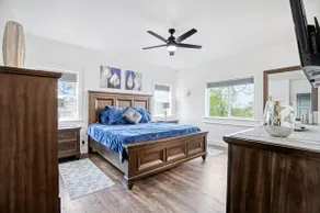 Amazing Sunset Lake Views, Huge Deck & Hot Tub! - Image 5