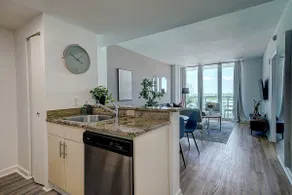 Coconut Grove 1/1 condo parking included - Image 2