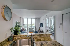 Coconut Grove 1/1 condo parking included - Image 3