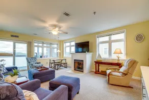 Lakefront Huddleston Condo w/ Community Pool - Image 5