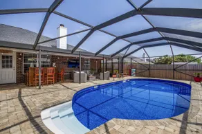 Poolside Retreat! Private pool & hot tub! Only 5 min to Beach! - Image 2