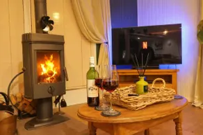 Green Vale Lodge, Yanwath, modern lodge with hot tub, dog friendly and 10 minute drive to Ullswater - Image 2