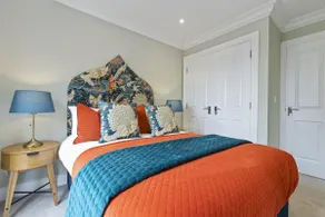 5-Star Contemporary City Retreat - Image 4
