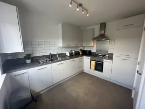 3 Bed House | Business or Leisure | Free Parking - Image 4