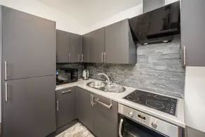 Cottage-Modern-Shower-Street View-Free parking - Image 5