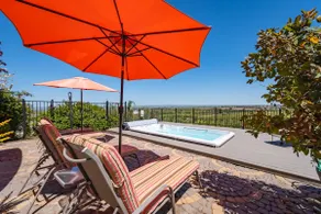 Hilltop Vineyard Estate w/360 Views, Pool & Hot - Image 3