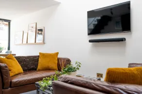 Stylish Cambridge Home with free parking - Image 3