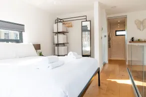 Stylish Cambridge Home with free parking - Image 2