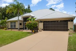 Elegant 4BR Pool Sanctuary - Ideal for Work or Play! - Image 2