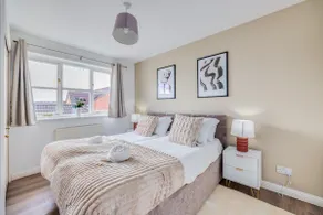 Tattenhoe House with Free Parking, Fast Wifi, Garden and Smart TV by Yoko Property - Image 3