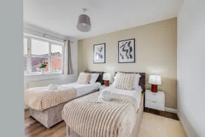 Tattenhoe House with Free Parking, Fast Wifi, Garden and Smart TV by Yoko Property - Image 2