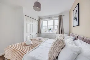 Tattenhoe House with Free Parking, Fast Wifi, Garden and Smart TV by Yoko Property - Image 4
