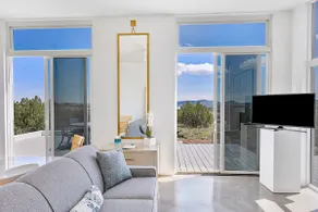 Kingfisher – Modern inside, gorgeous outside - Image 4