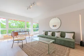 Spacious 3 bedroom apartment & private parking! - Image 3