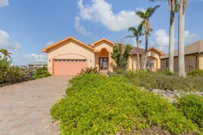 3/2 Pool Home on the Water in St. James City! - Image 2