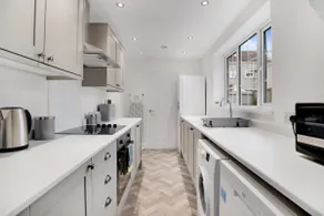 Comfortable three Bedroom Family Apartment - Image 4