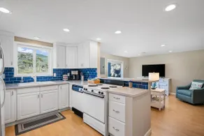 Exquisitely Cottage Inside and Out - Image 3