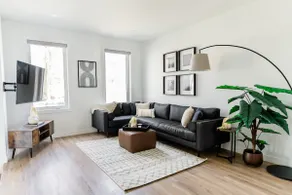 *New Modern Home | Free Parking | 5 mins Downtown* - Image 5