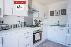 Central 2 Bedroom Flat with 2 Parking Spaces, Quiet and Modern Stay - Image 3