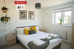 Central 2 Bedroom Flat with 2 Parking Spaces, Quiet and Modern Stay - Image 2