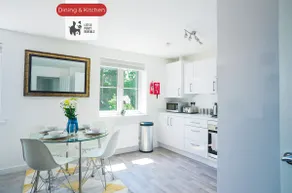 Central 2 Bedroom Flat with 2 Parking Spaces, Quiet and Modern Stay - Image 4