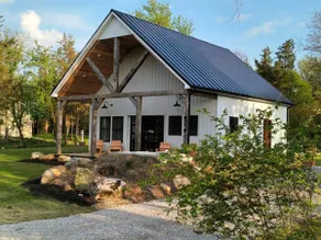 KI Modern Farmhouse + BBQ + Firepit + Backyard - Image 2