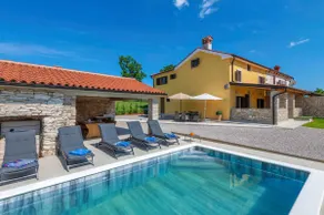 Seaside hideaway with a pool - Image 4