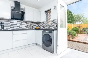 3BR Contractor-Friendly Hse| 2Bathroom |2 car park - Image 3