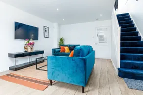 3BR Contractor-Friendly Hse| 2Bathroom |2 car park - Image 2