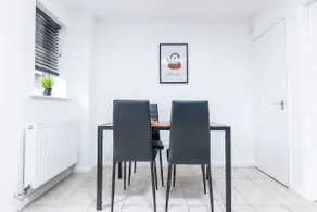 3BR Contractor-Friendly Hse| 2Bathroom |2 car park - Image 4