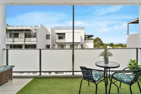 Newtown Outlook - Vibrant Parkside Retreat near CBD - Image 3