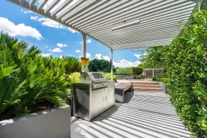 1-Bed with Amazing Views, Gym, BBQ & Parking - Image 3