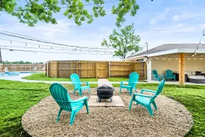 Poolside Paradise: Arcade & Firepit Fun - Image 4