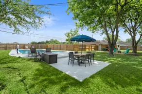 Poolside Paradise: Arcade & Firepit Fun - Image 2