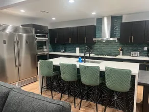 Peacock Inn by Vegas-bnb - 8 Bdr 4 Bth 14 Bds - Image 2