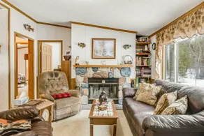 Charming Home with Grill, Deck, and Full Kitchen - Image 3