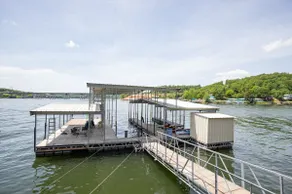 Private Lakefront Pool, Amazing Dock Sleeps 26 - Image 4