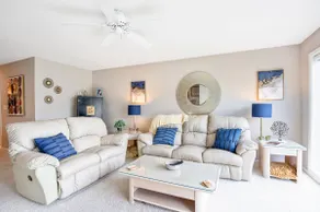 Ten Minutes to "The Strip" - Amazing Lake Views - Image 2