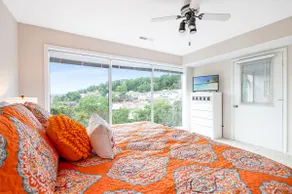 Ten Minutes to "The Strip" - Amazing Lake Views - Image 3
