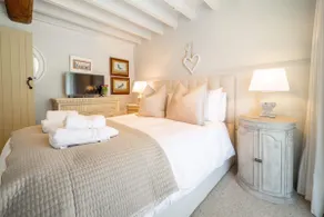 Luxury Cottage, Air Con, Walled Garden, Doggies - Image 3