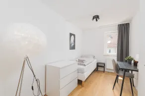 3 Bedrooms | Single Beds | Parking | Kitchen - Image 4
